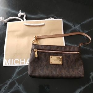 Michael Kors Jet Set Lg Wristlet in Brown